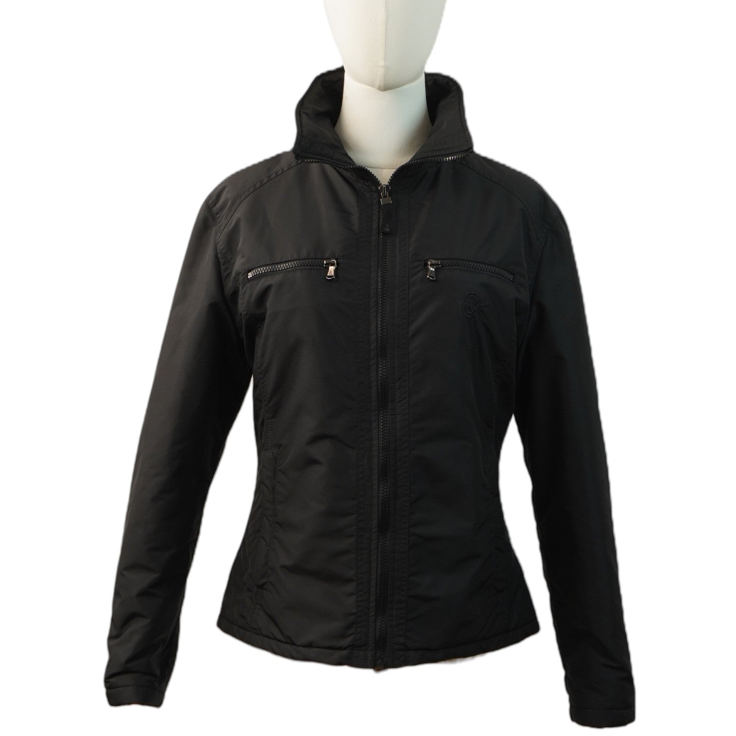 Vista frontale del giubbotto imbottito nero Dolce & Gabbana a taglio dritto su un manichino, con colletto rialzato e tasche pettorali con zip.