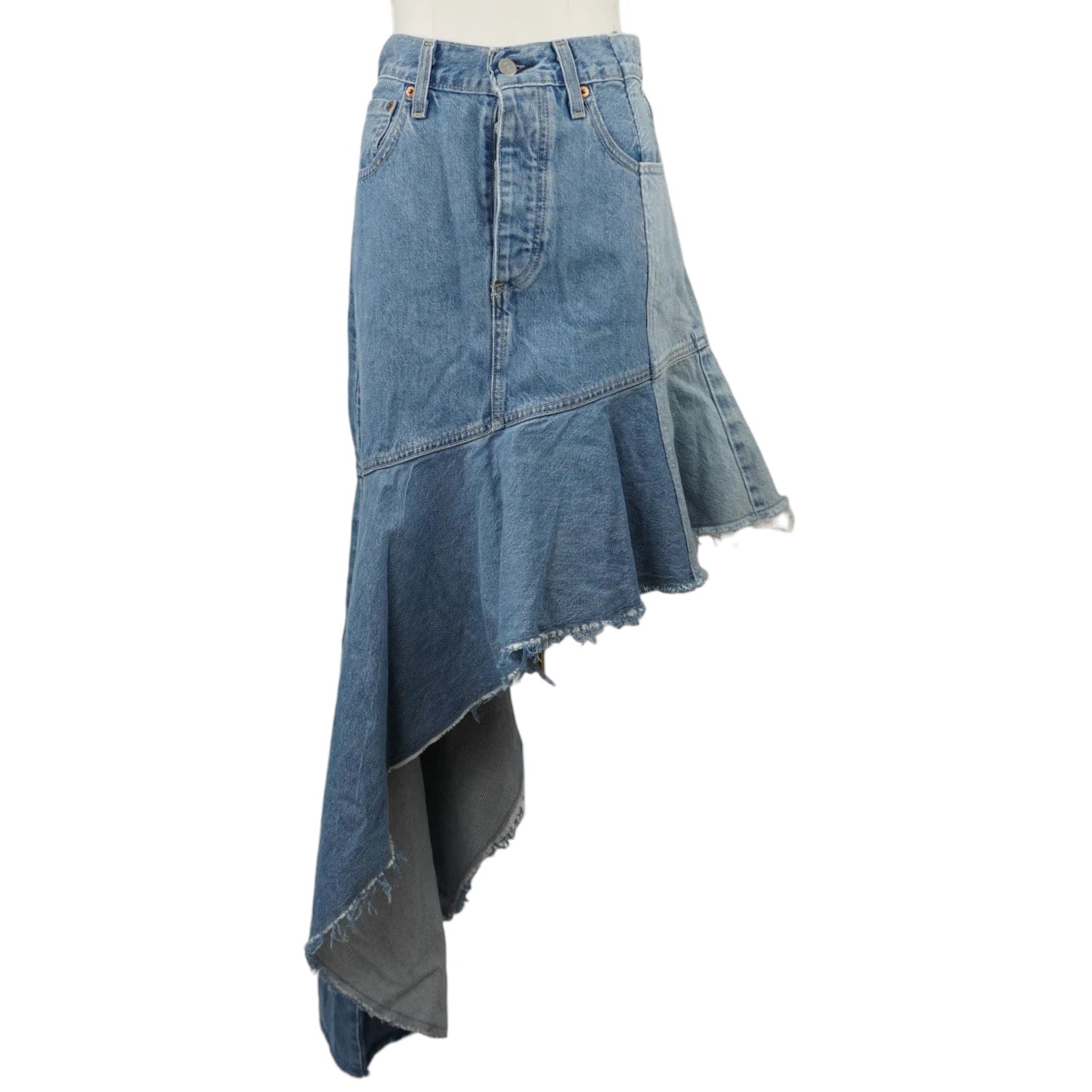 Vista frontale di una gonna asimmetrica in denim patchwork destrutturato Levi's x Naomi Osaka con maxi volant drappeggiato laterale su manichino.