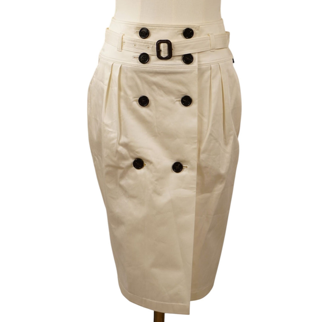 Gonna a vita alta bianca Burberry London con bottoni scuri doppiopetto stile trench indossata su manichino, vista frontale.