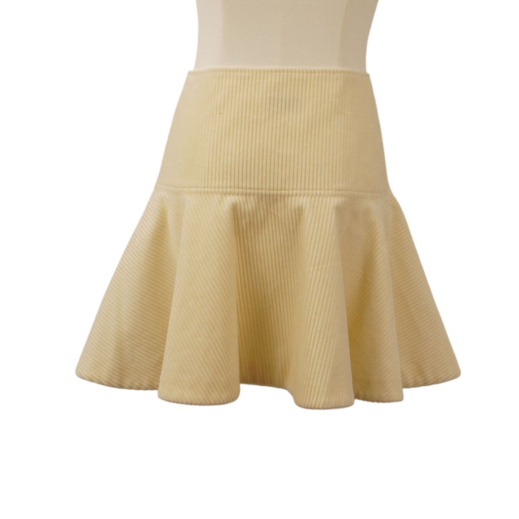Vista posteriore della minigonna svasata HUGO Boss in cotone beige per mostrare la vestibilità e le pieghe.
