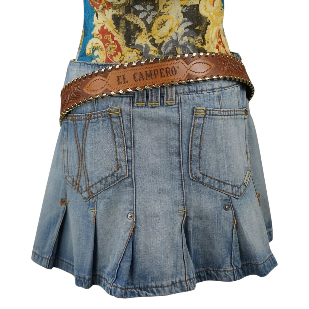 Vista posteriore della gonna di jeans vintage Extyn Denim a pieghe con passanti larghi e cintura marrone.