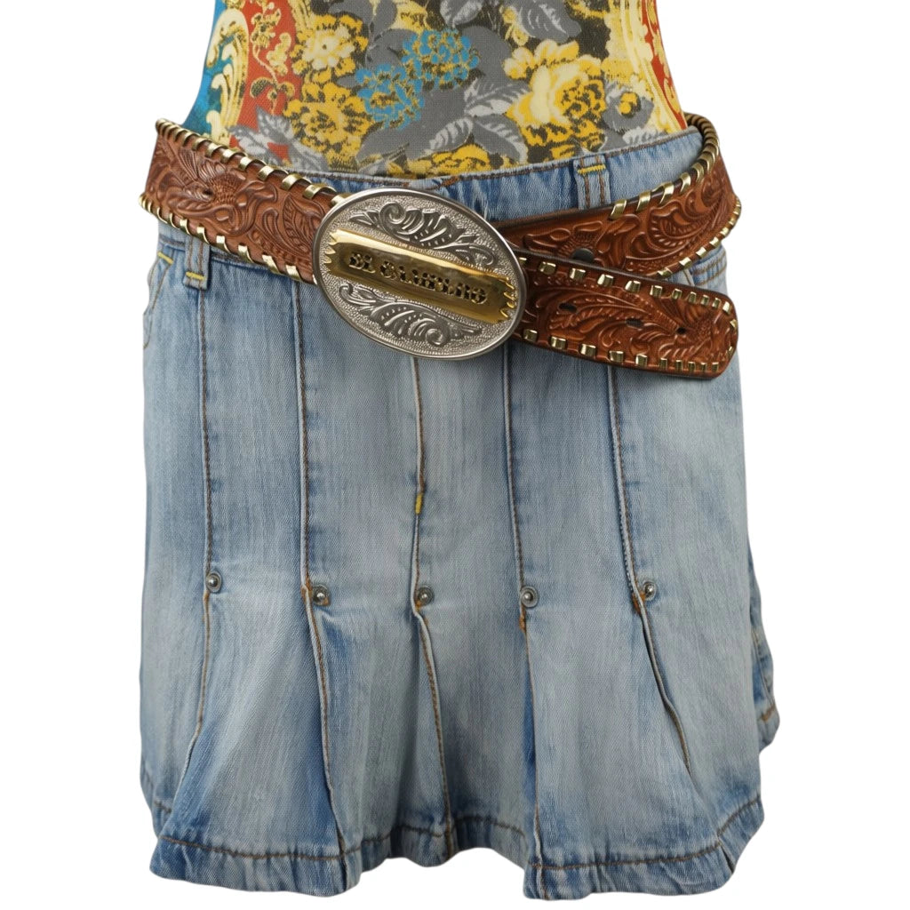 Minigonna di jeans chiaro vintage Extyn Denim a pieghe con maxi cintura western in pelle e borchie.