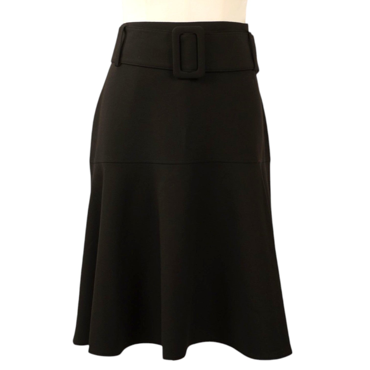 Vista frontale della gonna midi nera HUGO Boss svasata a ruota con maxi cintura coordinata.