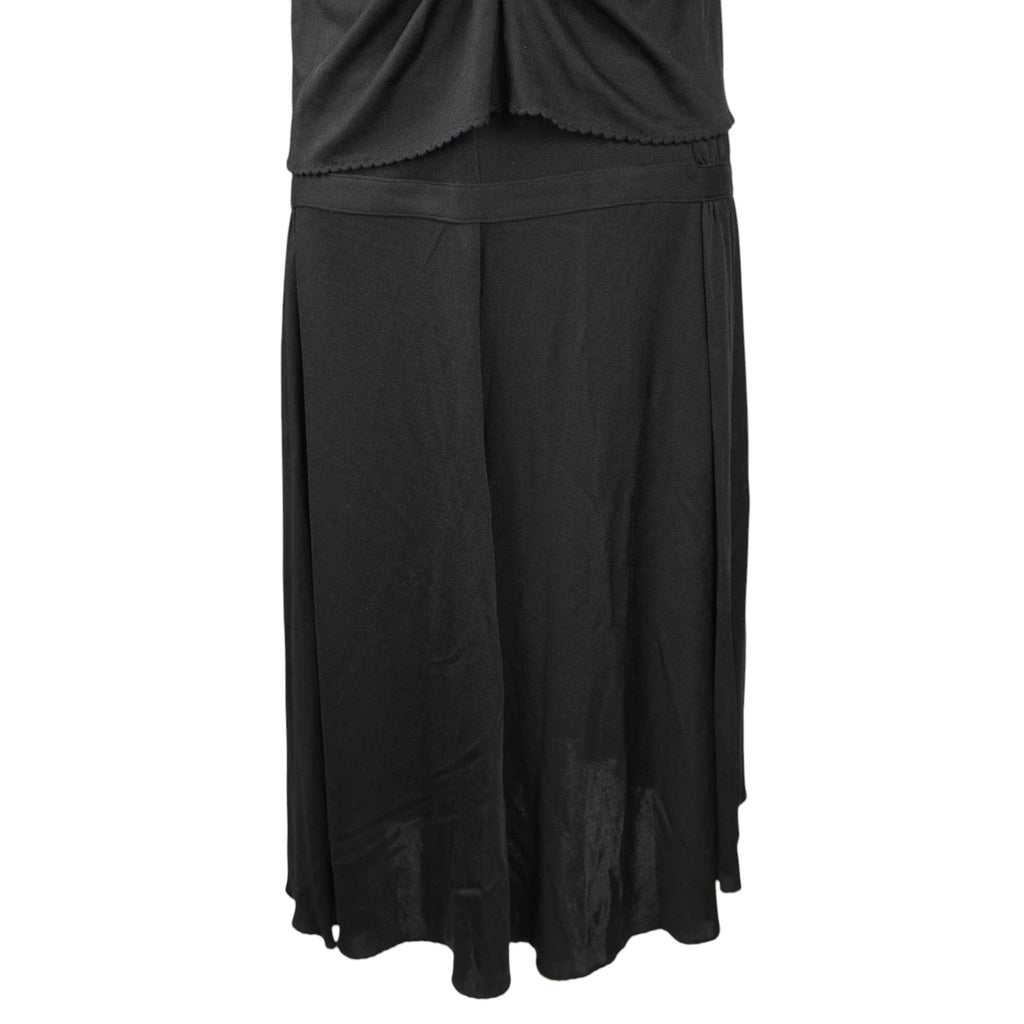 Dettaglio della gonna midi nera svasata a ruota firmata Moschino Cheap and Chic.