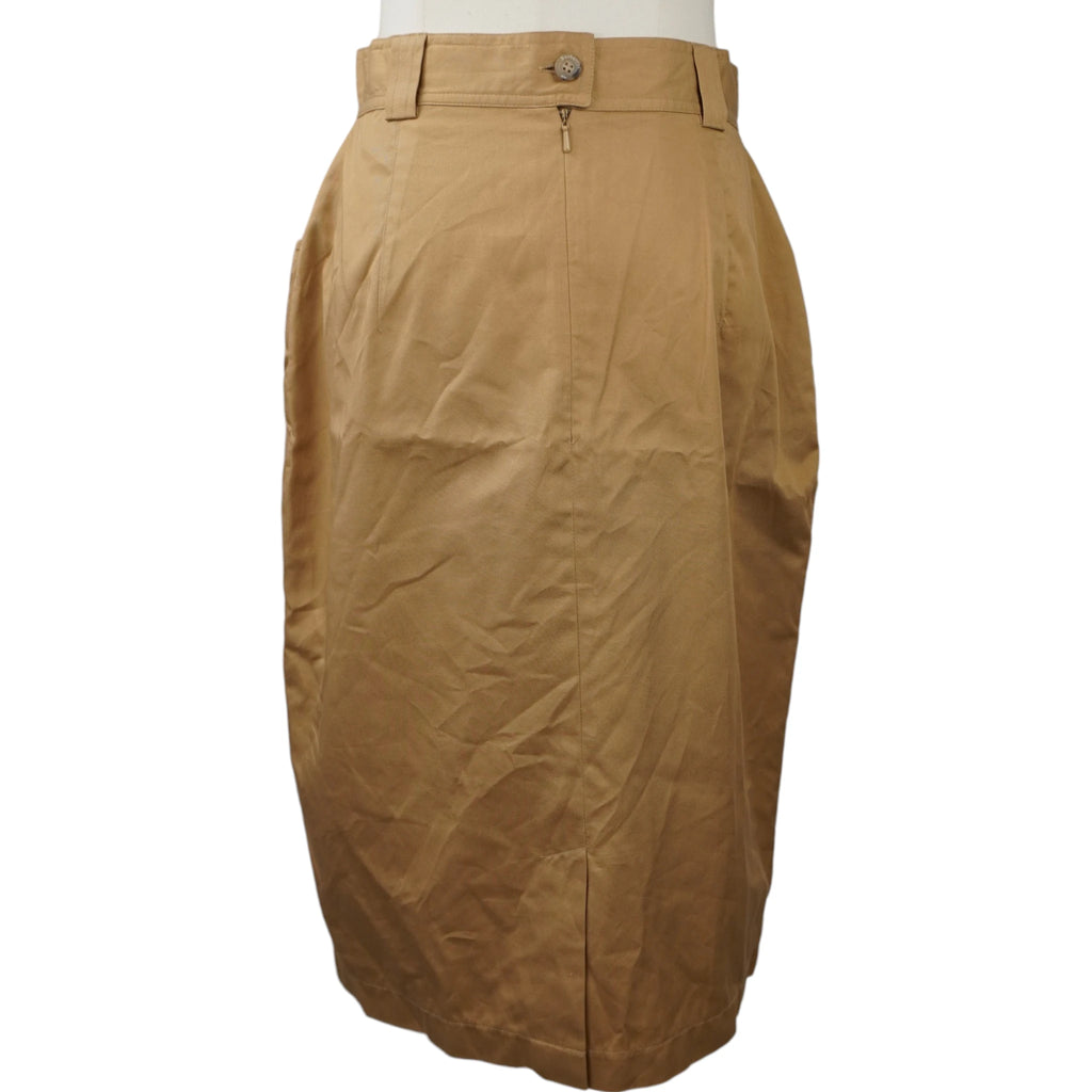 Vista frontale della gonna midi vintage Burberrys a tubino color beige cammello a vita alta sul manichino.