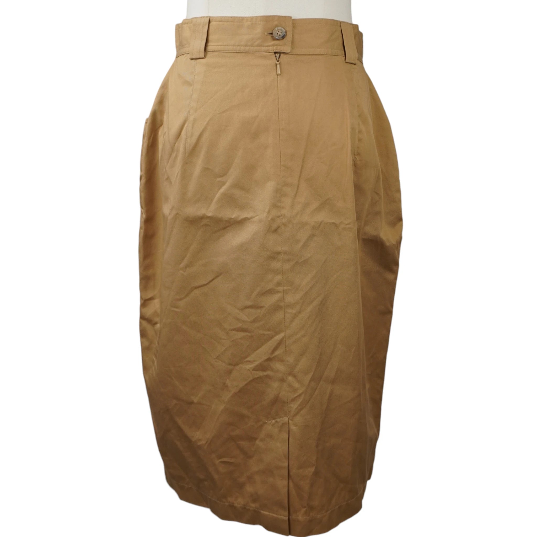 Vista frontale della gonna midi vintage Burberrys a tubino color beige cammello a vita alta sul manichino.