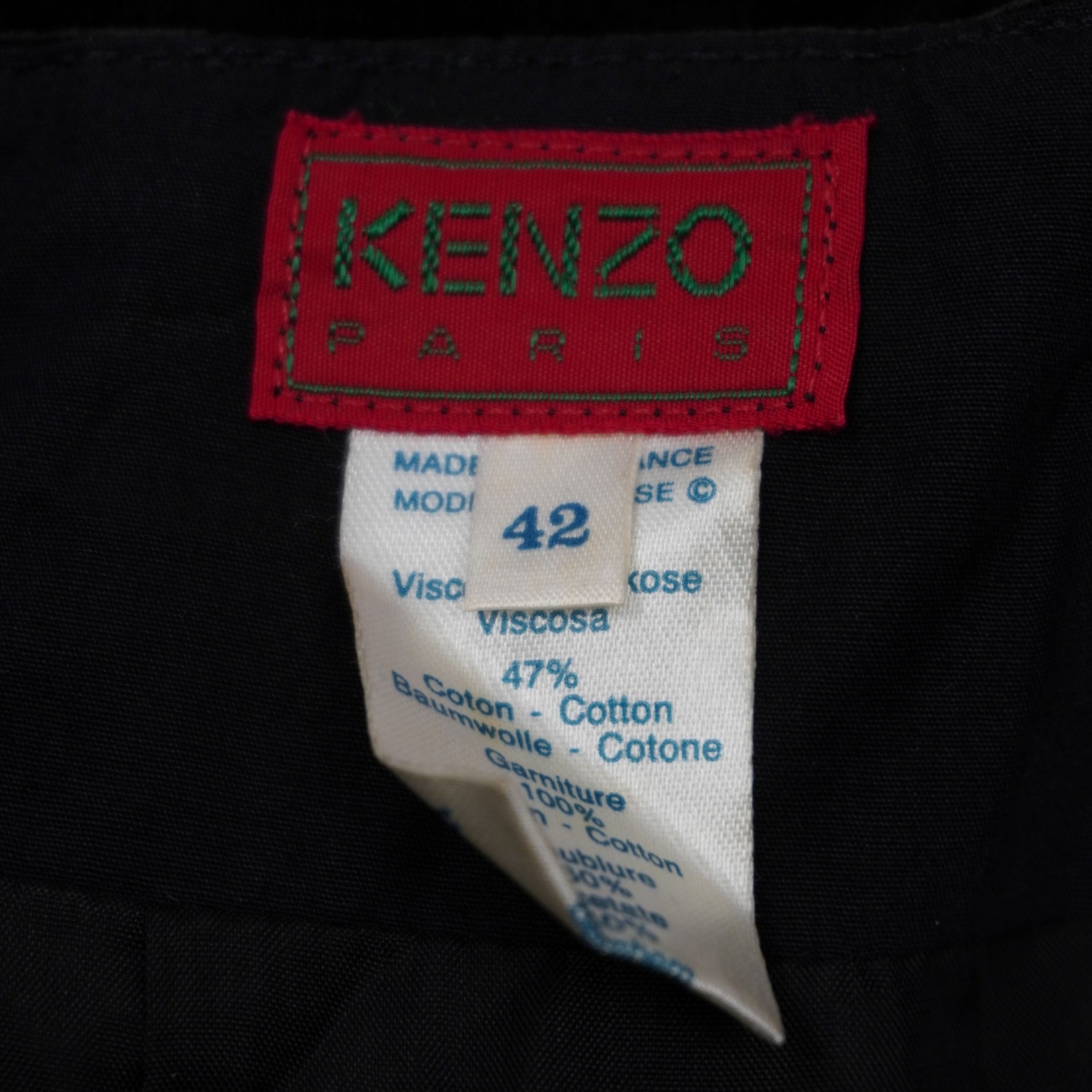 Etichetta interna rossa ricamata originale Kenzo Paris con etichetta bianca multilingue che indica la taglia 42 e la produzione Made in France
