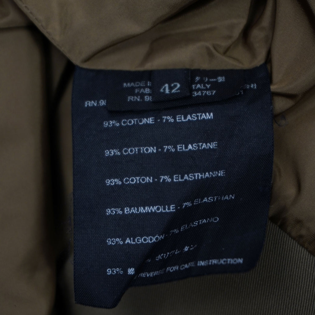 Etichetta interna di lavaggio nera con indicazione del tessuto 93% cotone e 7% elastam e della manifattura Made in Italy