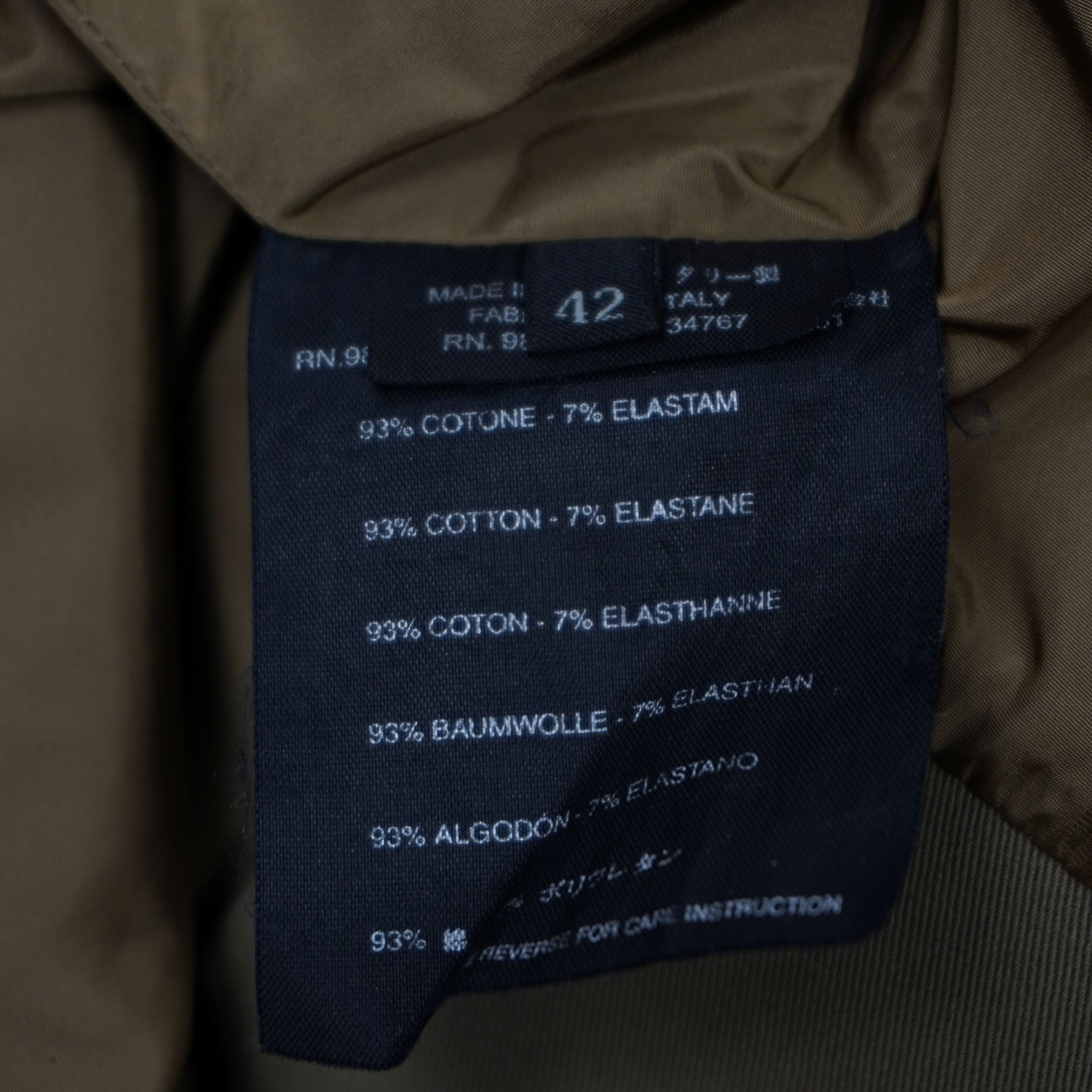 Etichetta interna di lavaggio nera con indicazione del tessuto 93% cotone e 7% elastam e della manifattura Made in Italy