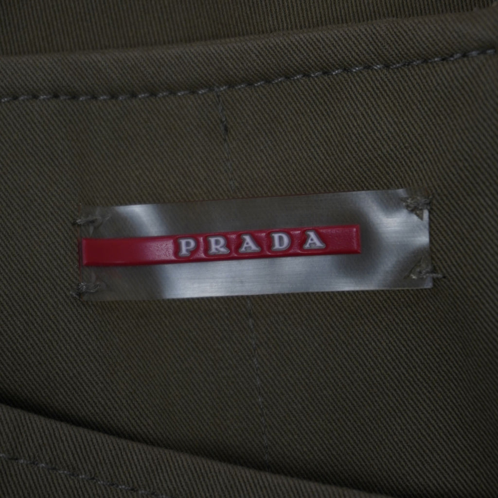 Etichetta interna d'archivio originale del brand di lusso Prada cucita sul tessuto interno della gonna