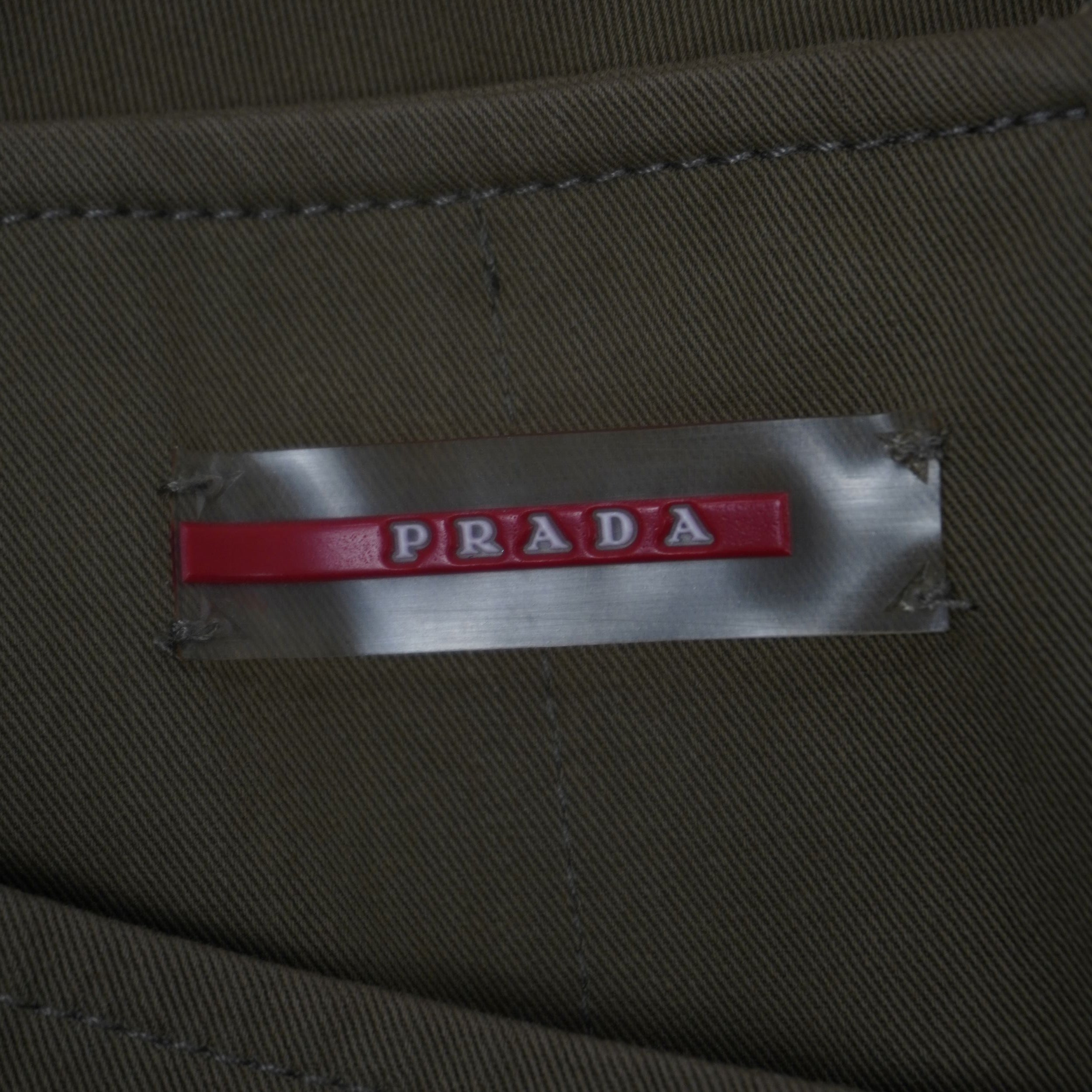 Etichetta interna d'archivio originale del brand di lusso Prada cucita sul tessuto interno della gonna