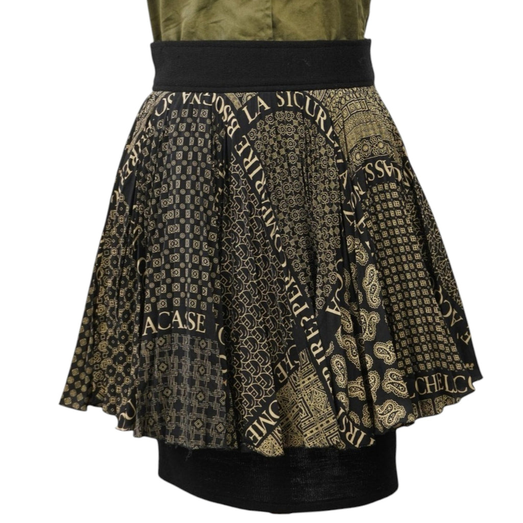 Vista frontale completa su manichino di una gonna a palloncino Moschino Cheap and Chic con stampa foulard barocca e scritte
