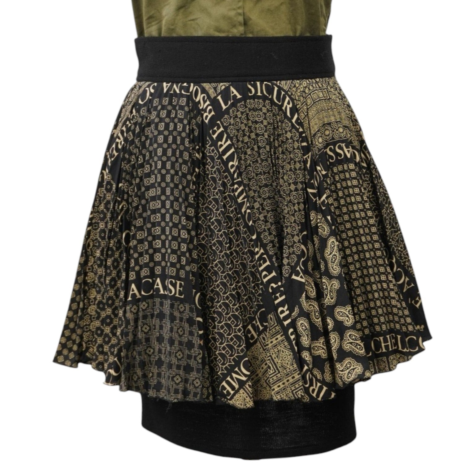 Vista frontale completa su manichino di una gonna a palloncino Moschino Cheap and Chic con stampa foulard barocca e scritte