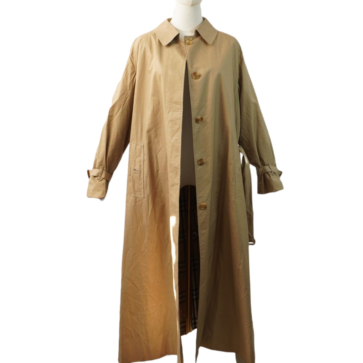 Trench doppiopetto Burberrys' vintage su manichino, indossato aperto senza cintura.