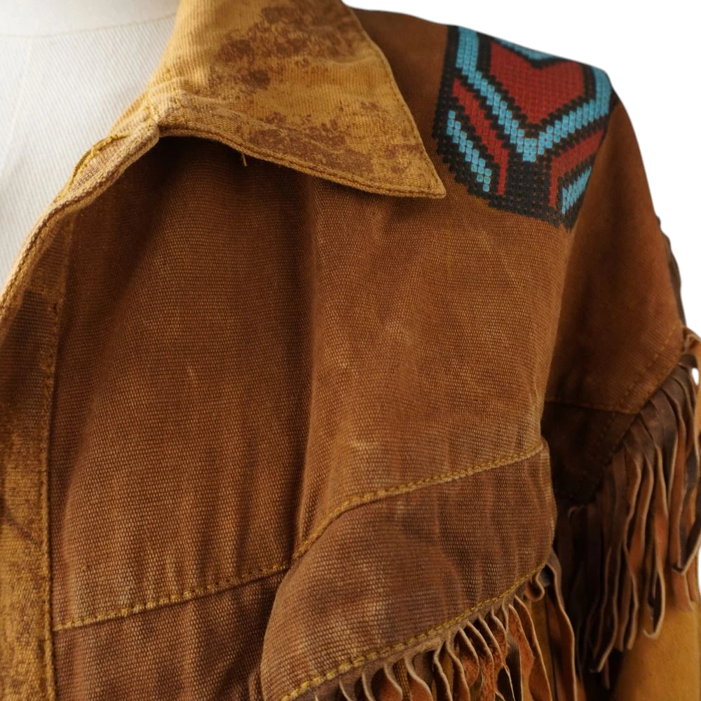Dettaglio laterale dell'inserto geometrico colorato sulla spalla della giacca western Blackfoot, con colletto e trama del tessuto ad effetto vissuto.