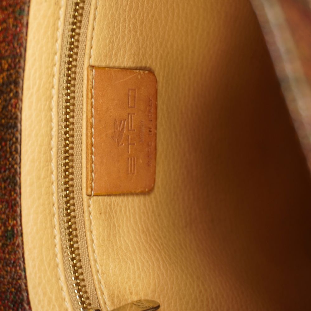 Interno della borsa Etro con fodera beige, tasca protettiva con cerniera zip e seconda targhetta in pelle Made in Italy.