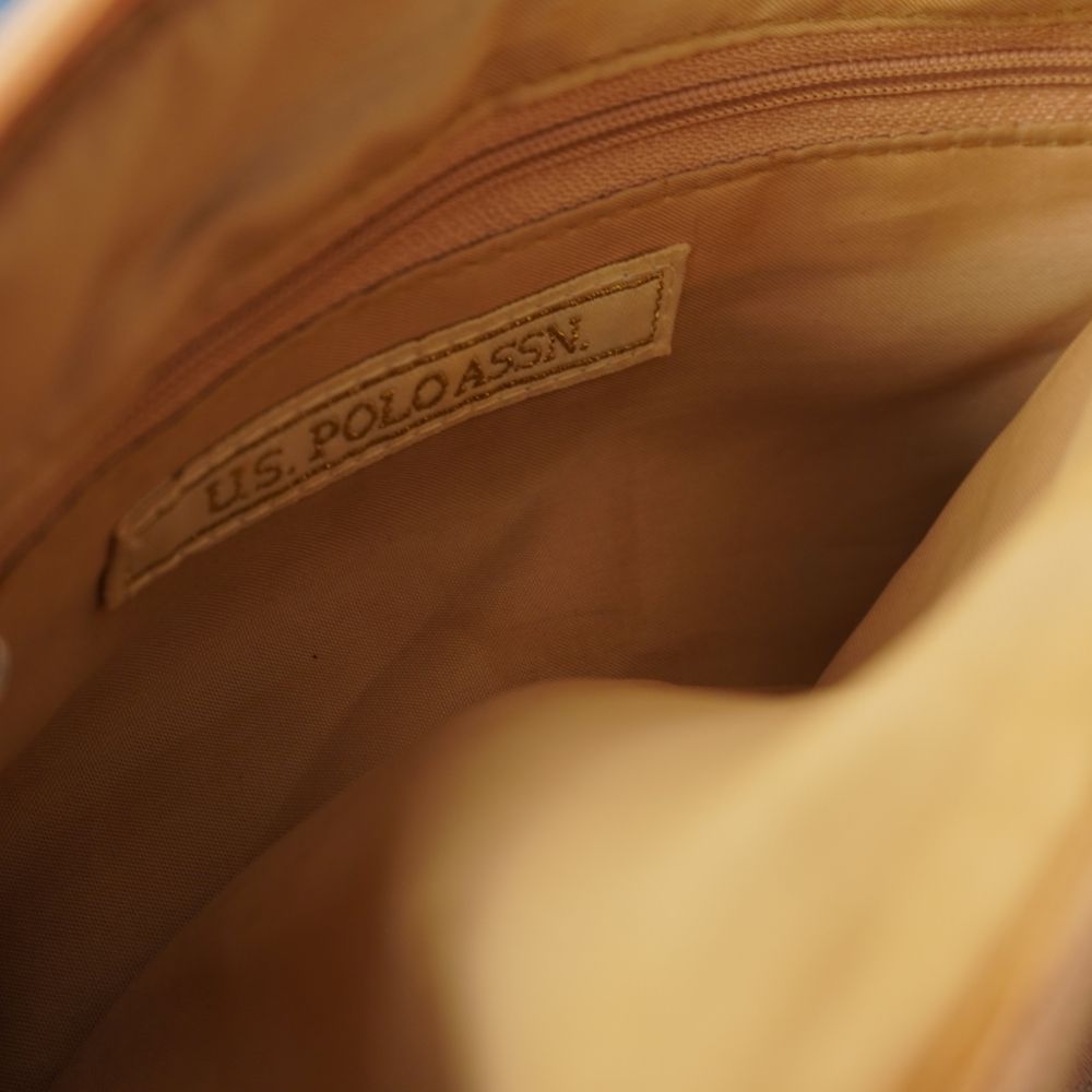 Vista dell'interno foderato della borsa con tasca dotata di cerniera e targhetta in ecopelle con logo U.S. Polo Assn.