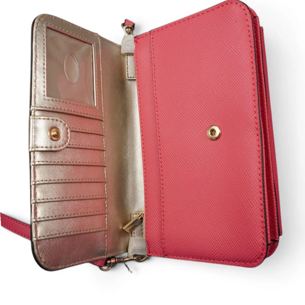 Interno aperto della borsa a libro Guess Noelle rivestito in ecopelle oro metallizzato con slot per carte e tasca ID.