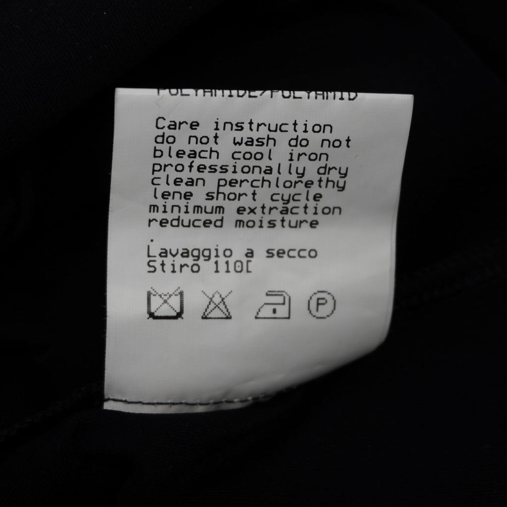 Particolare dell'etichetta con i simboli per il lavaggio e la cura del tessuto in viscosa elasticizzata.