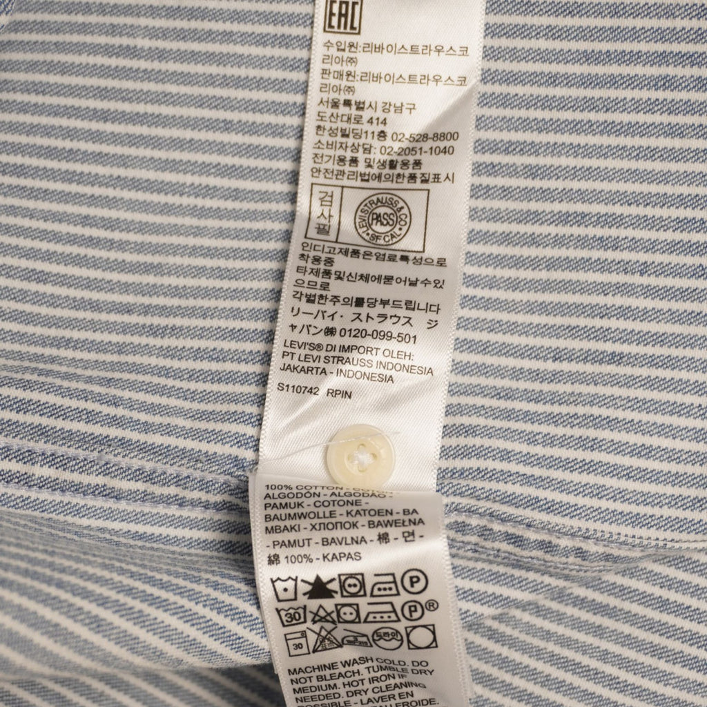 Dettaglio delle istruzioni di lavaggio multilingua stampate sull etichetta interna Levi's