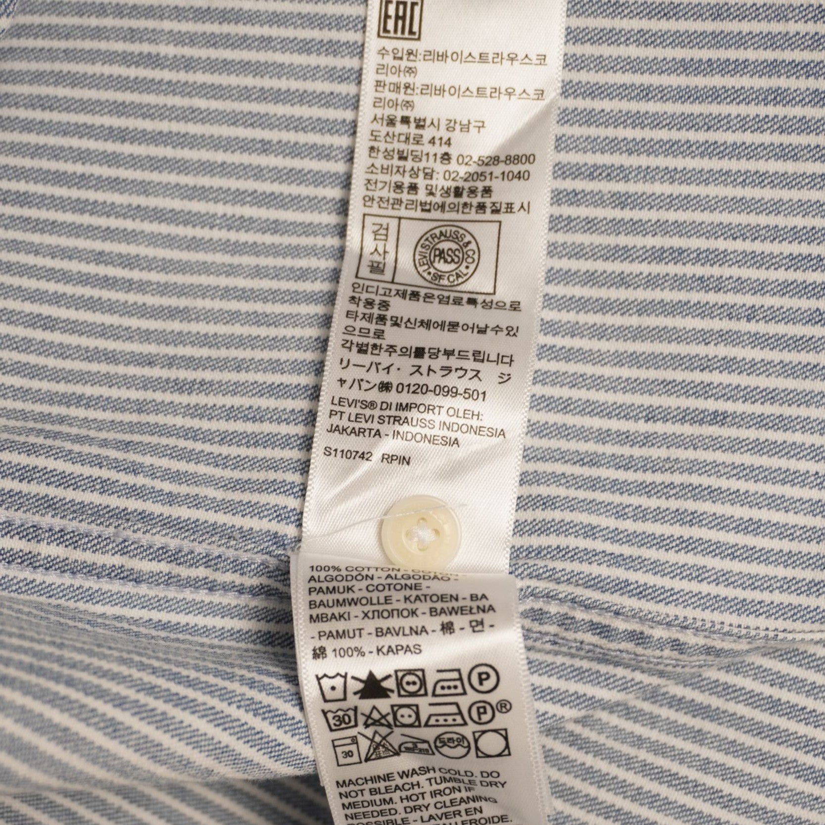 Dettaglio delle istruzioni di lavaggio multilingua stampate sull etichetta interna Levi's