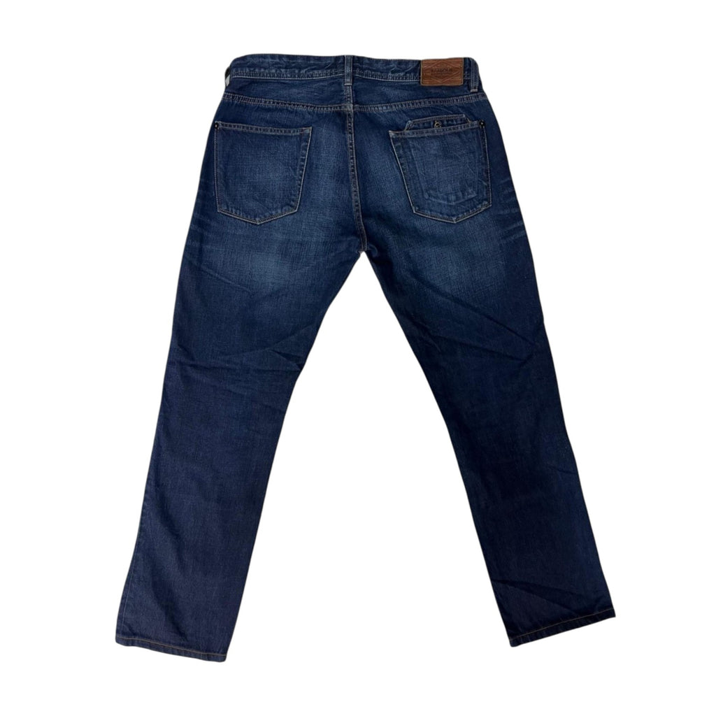 Vista posteriore dei jeans uomo Barbour International che mostra il taglio dritto, le tasche e la taschina portaoggetti.