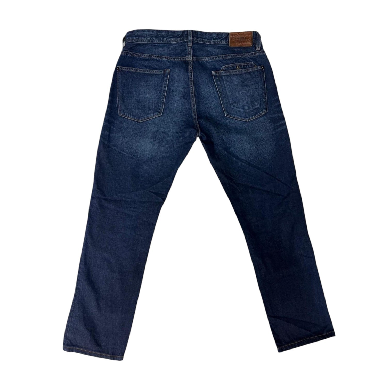 Vista posteriore dei jeans uomo Barbour International che mostra il taglio dritto, le tasche e la taschina portaoggetti.