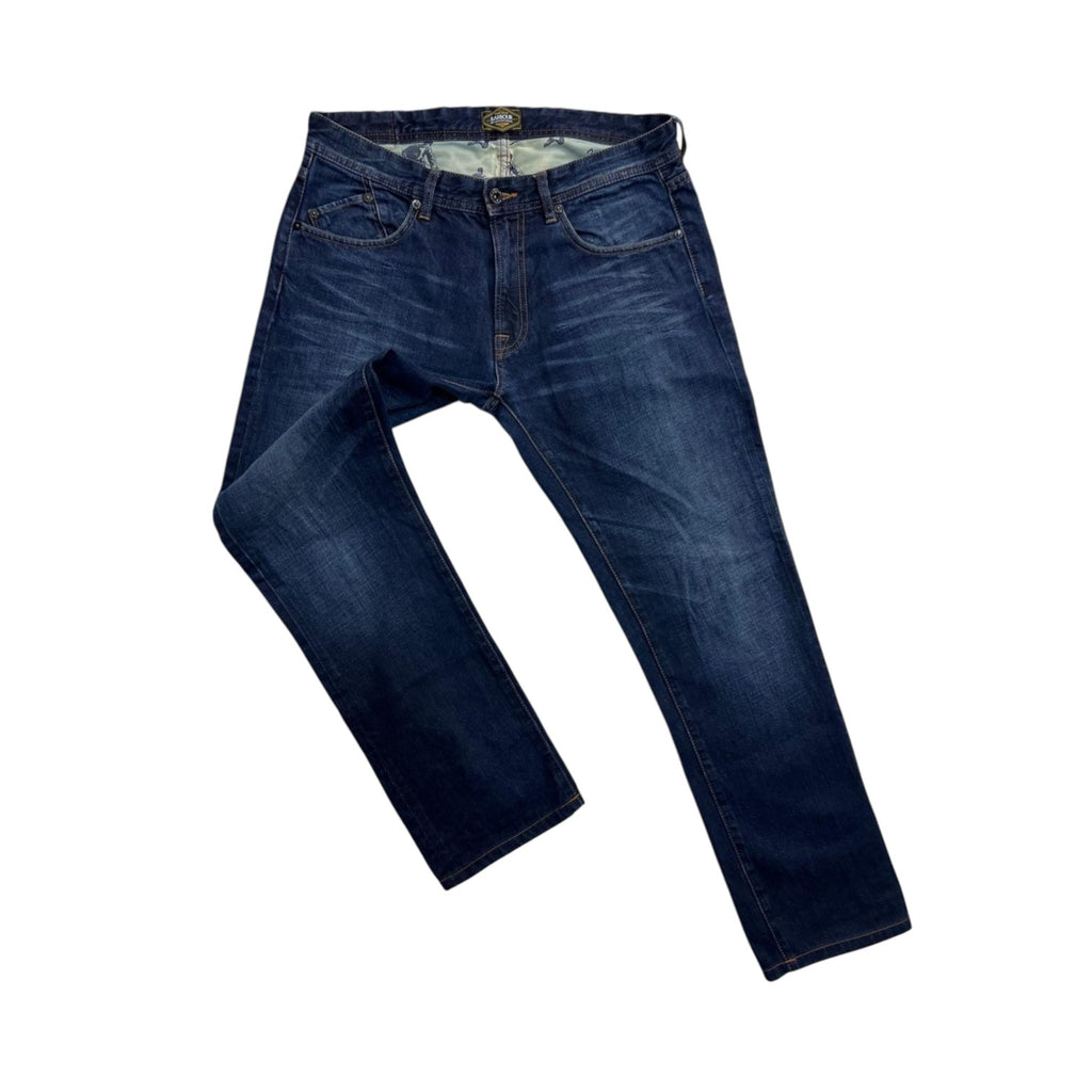 Vista frontale e angolata dei jeans in denim Barbour International che evidenzia la vestibilità della gamba e il lavaggio.