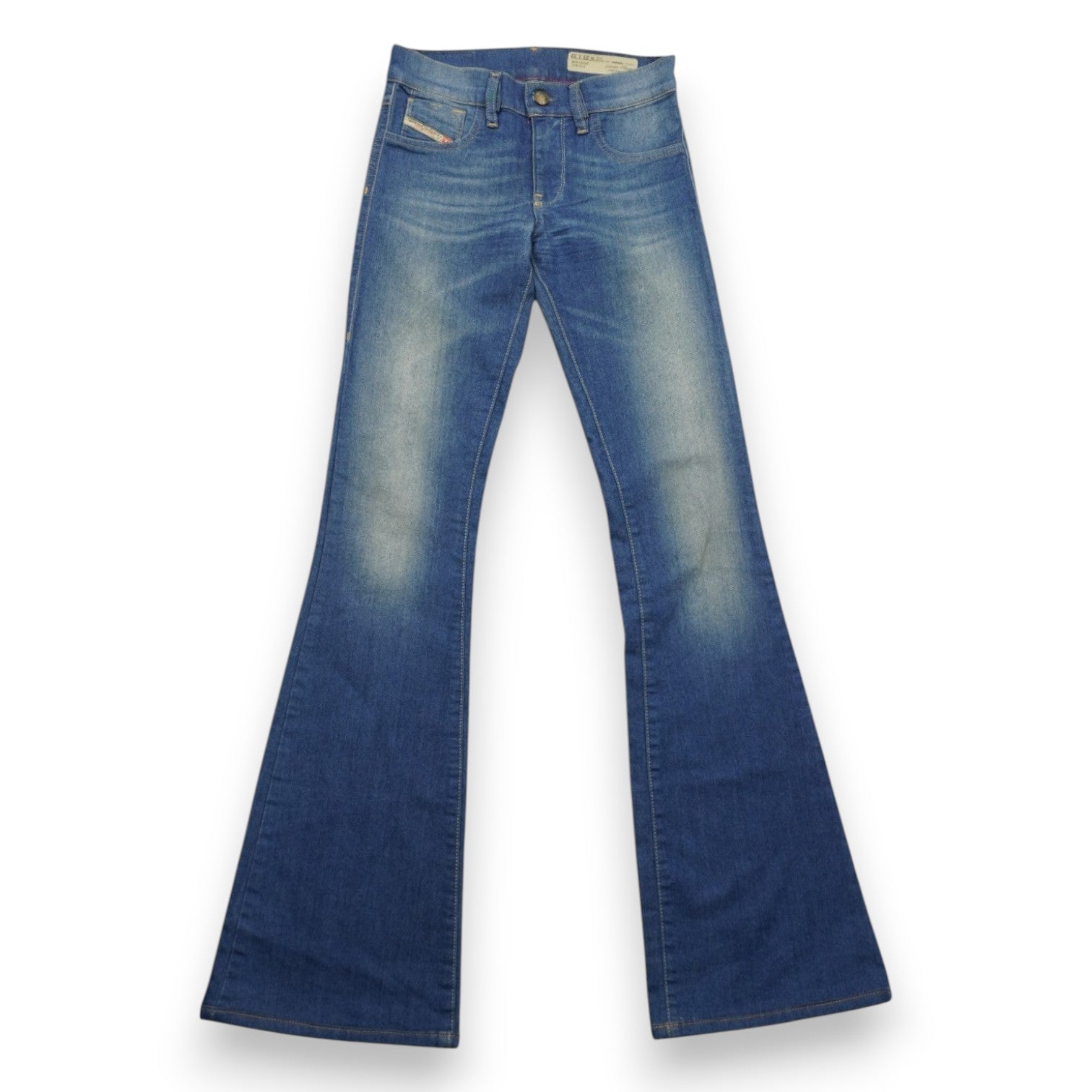 Vista d'insieme dall'alto di un paio di jeans Diesel D-Ebbey bootcut blu medio con trattamento stone-wash su sfondo bianco.