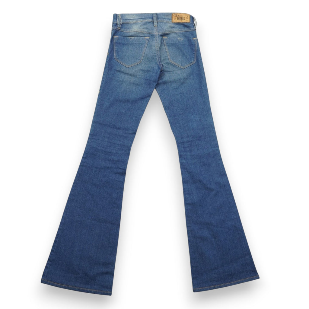 Vista posteriore completa dei jeans svasati Diesel D-Ebbey che mostra il taglio bootcut e le tasche posteriori.