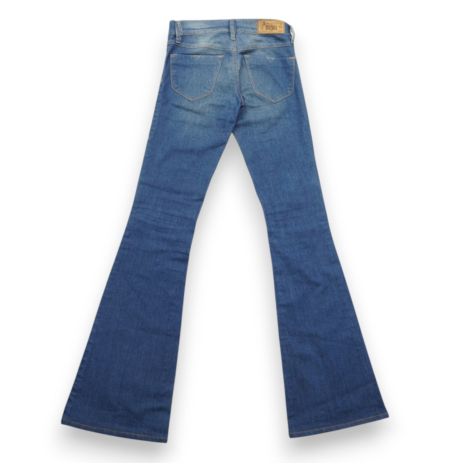 Vista posteriore completa dei jeans svasati Diesel D-Ebbey che mostra il taglio bootcut e le tasche posteriori.