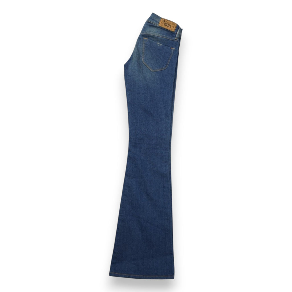Silhouette di profilo dei jeans Diesel D-Ebbey a vita bassa che evidenzia la svasatura a zampa dal ginocchio in giù.