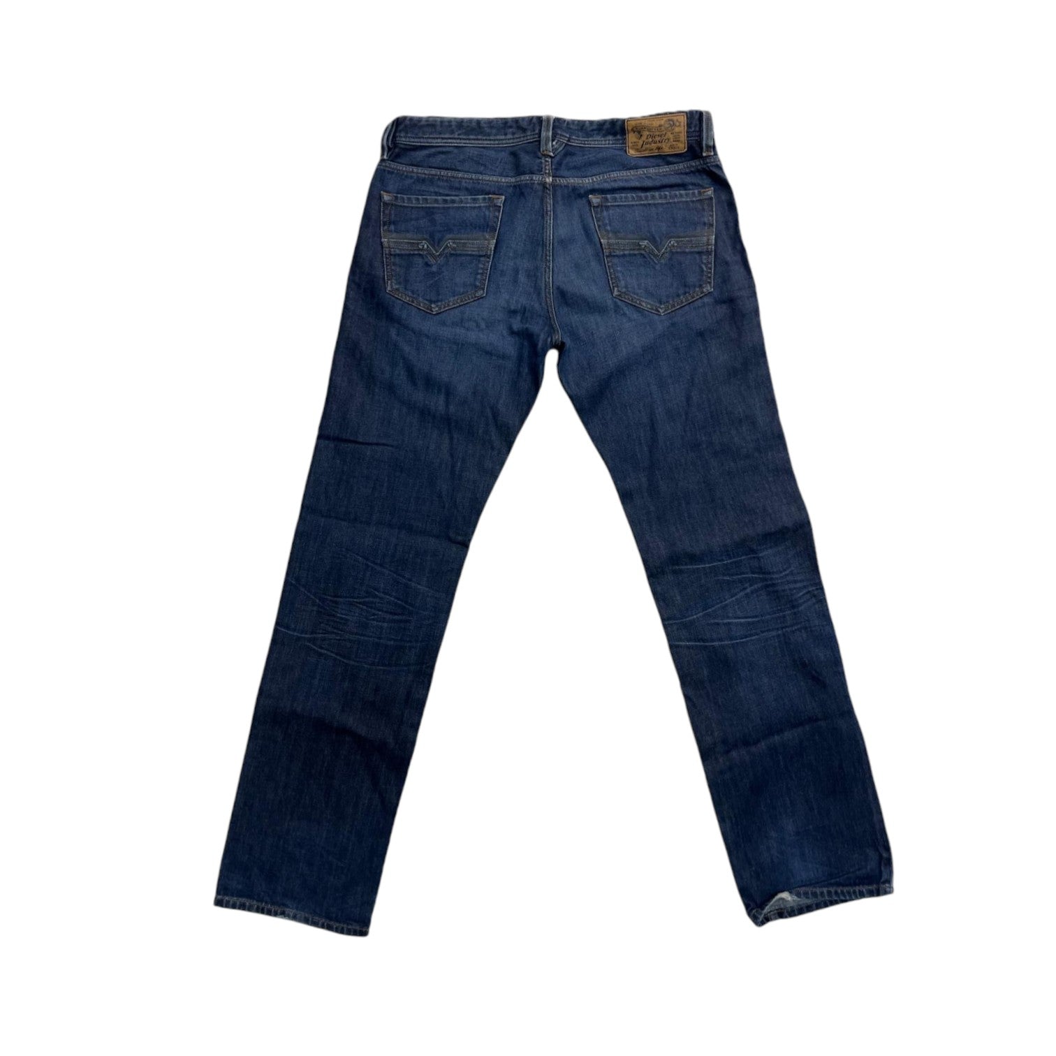 Vista posteriore piana dei jeans Diesel Larkee che mostra il taglio dritto delle gambe, il carré posteriore e la disposizione delle tasche.