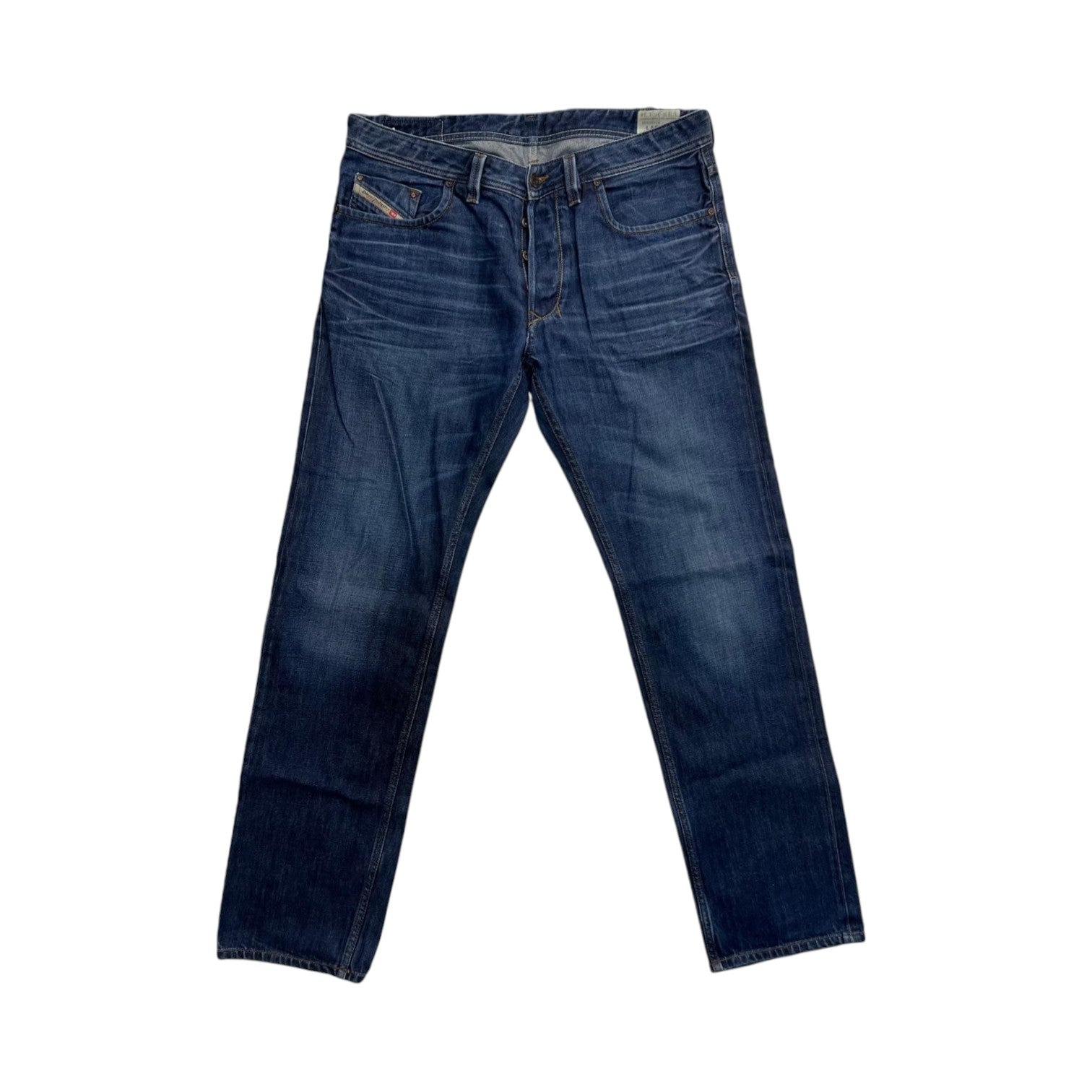 Vista frontale piana di un paio di jeans Diesel Larkee a gamba dritta in denim blu indaco scuro con sfumature naturali sulle cosce e baffature sul bacino.