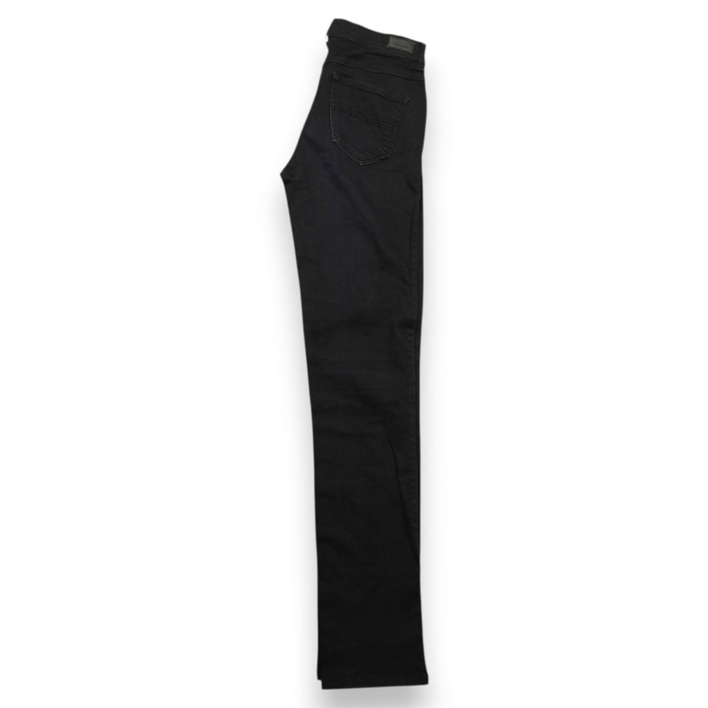 Silhouette di profilo dei jeans neri Diesel Sandy che mostra il taglio dritto della gamba.