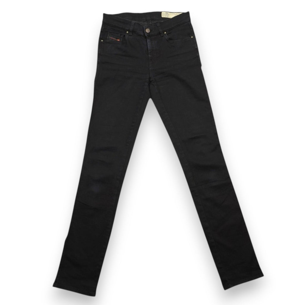 Vista frontale completa dei jeans neri Diesel Sandy con vestibilità slim-straight su sfondo bianco.