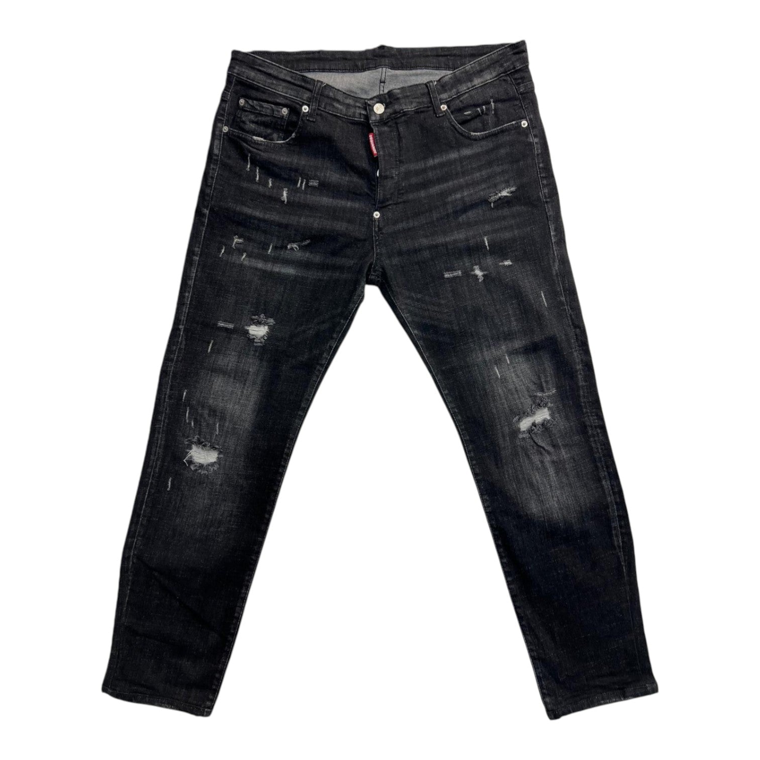 Vista frontale dei jeans Dsquared2 Cool Guy neri con lavaggio sbiadito, strappi e rammendi.
