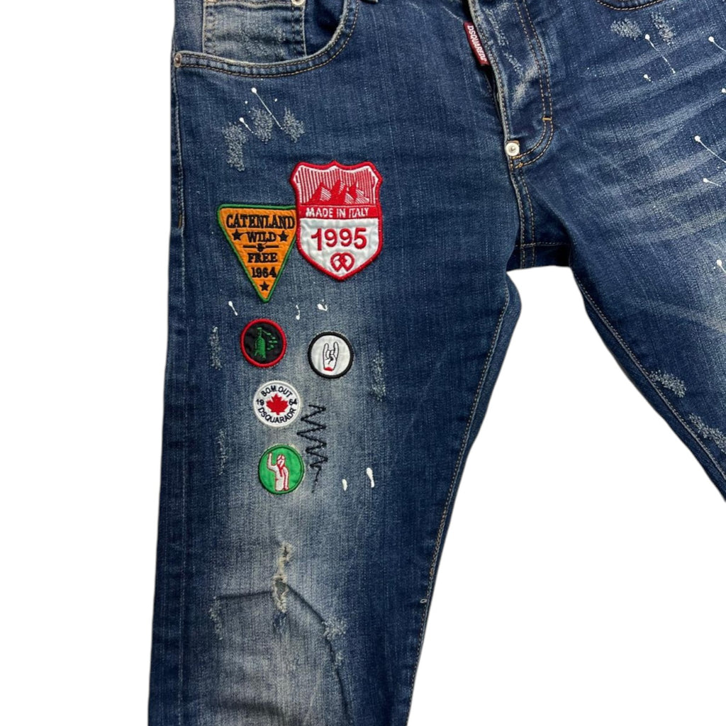 Vista posteriore intera dei jeans DSquared2 con salpa rossa accesa ben visibile sul retro.
