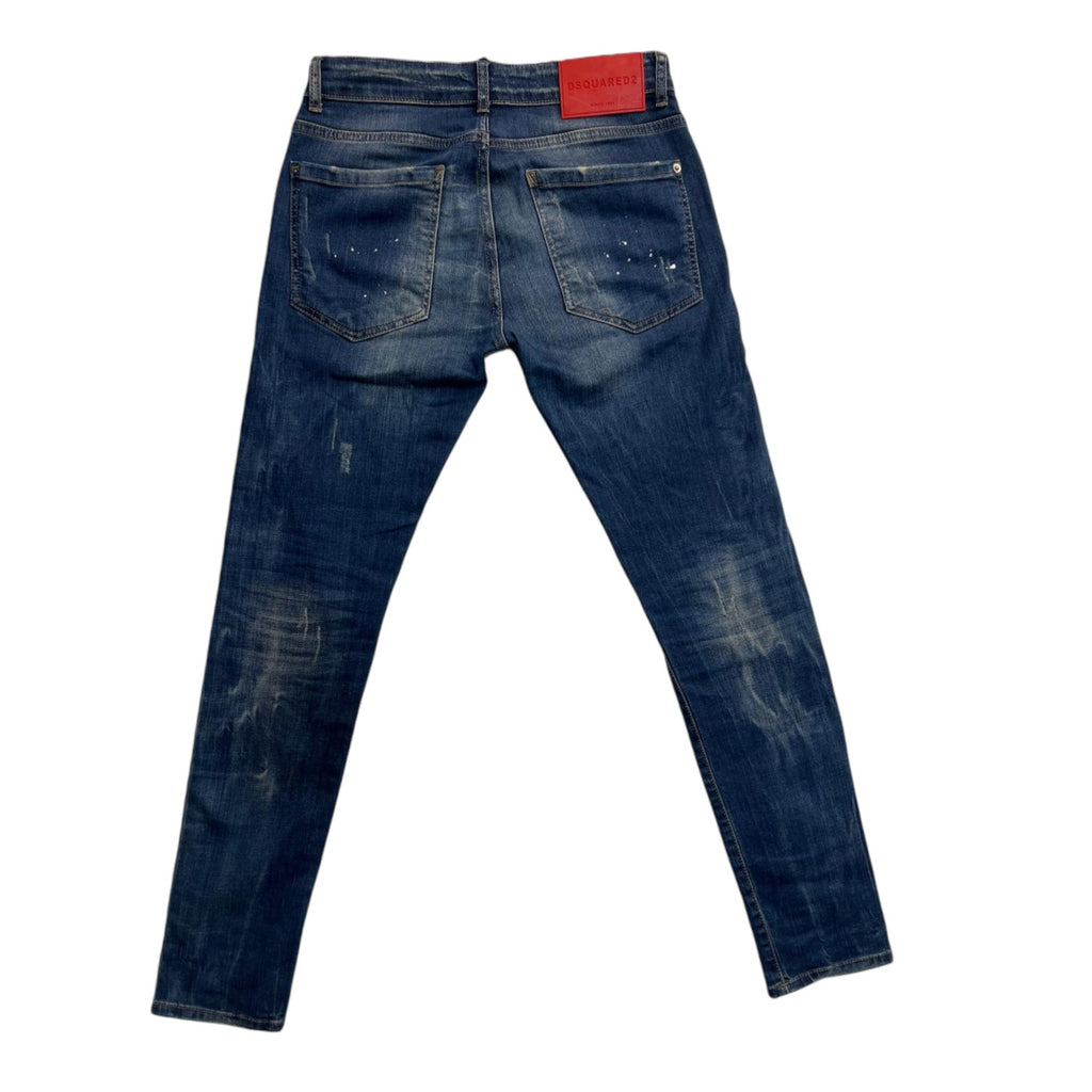 Inquadratura angolata dei jeans d'archivio DSquared2 skater fit stesi su fondo bianco.
