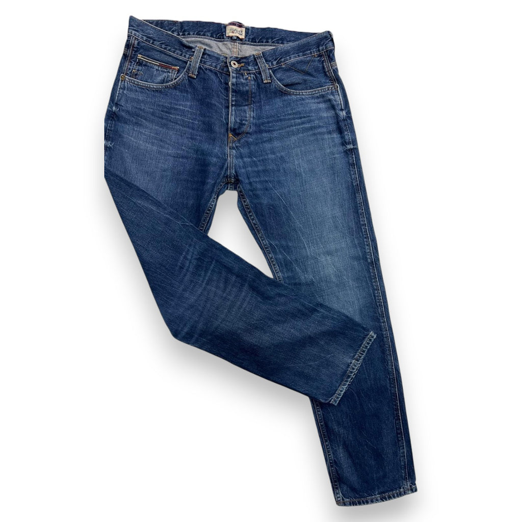 Jeans a gamba dritta Hilfiger Denim Ronan piegati di lato per mostrare la vestibilità del denim rigido.