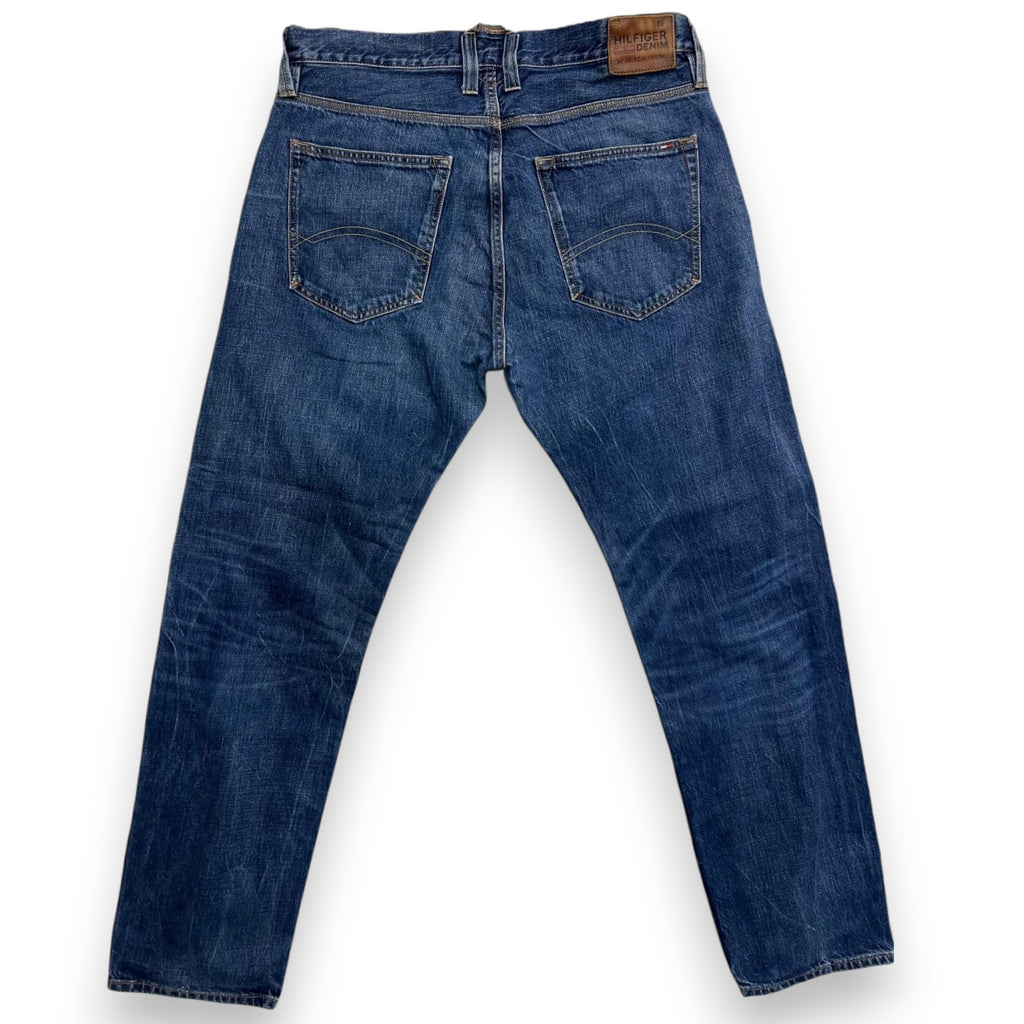 Jeans Hilfiger Denim Ronan da uomo, vista posteriore completa con focus sulle tasche dietro e la salpa.