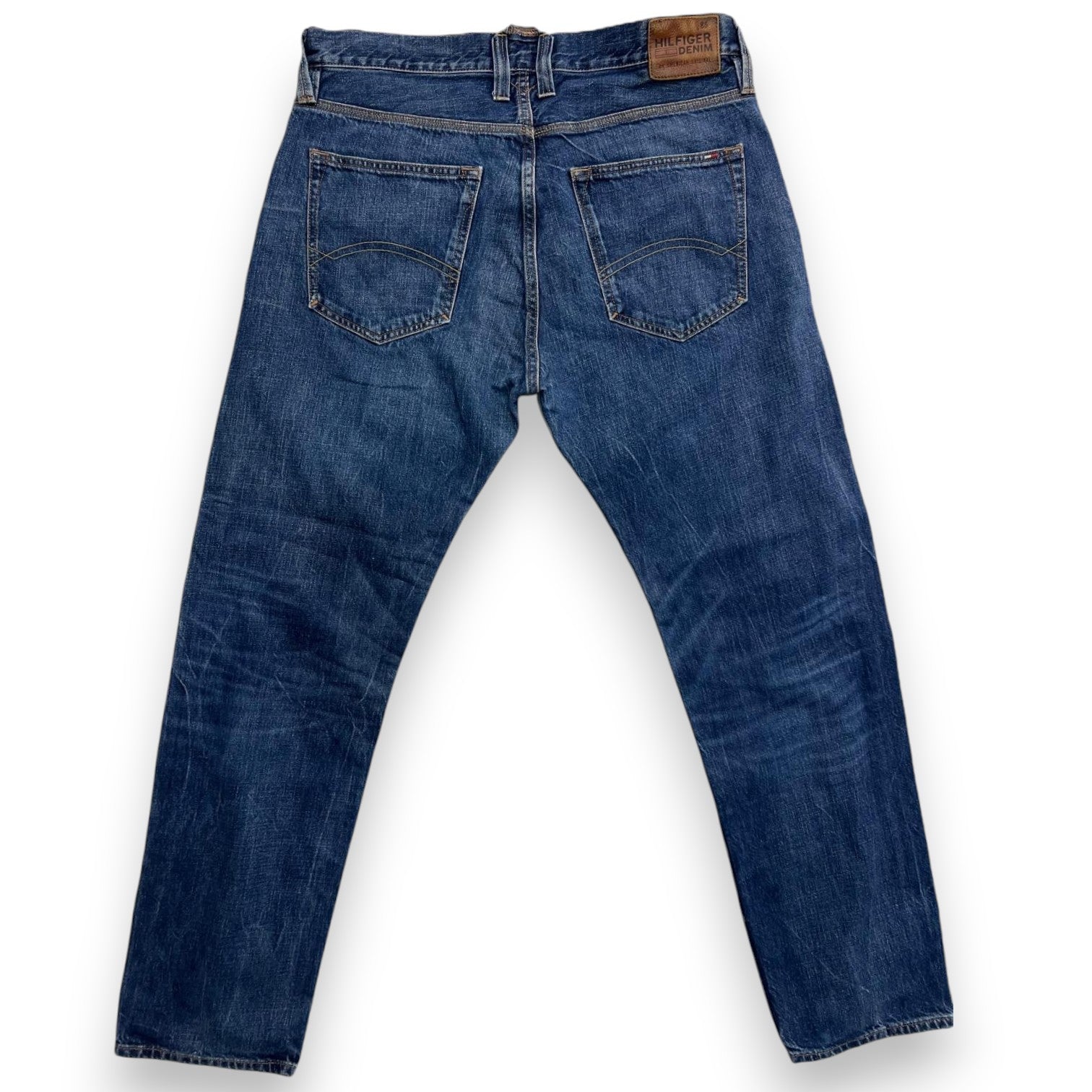 Jeans Hilfiger Denim Ronan da uomo, vista posteriore completa con focus sulle tasche dietro e la salpa.