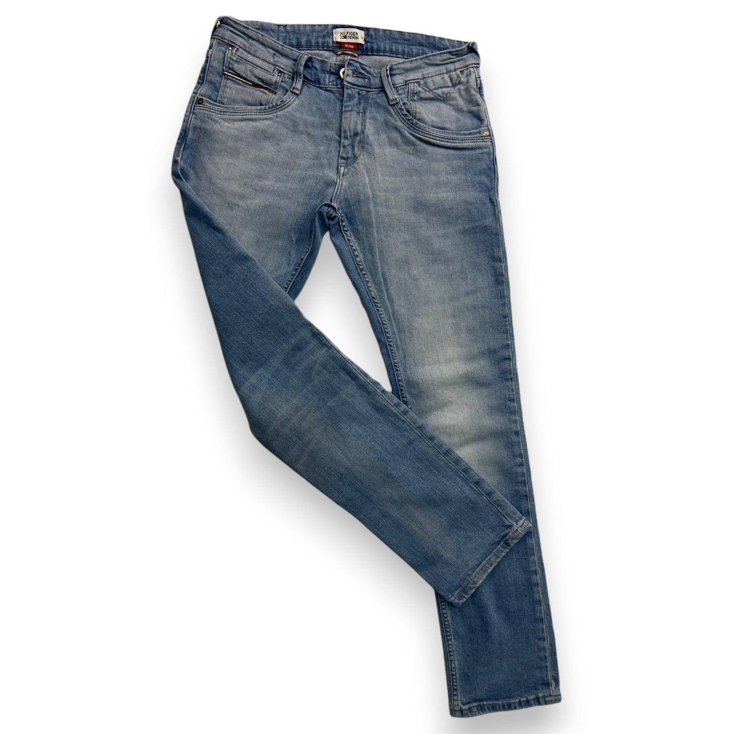 Jeans Hilfiger Denim Saber Slim da uomo in lavaggio azzurro chiaro, vista frontale completa.
