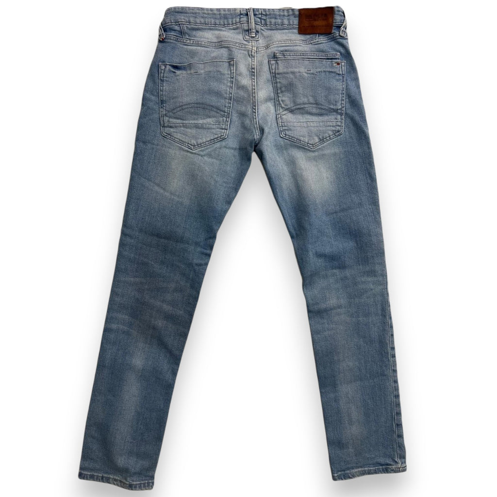 Jeans Hilfiger Denim Saber Slim, vista posteriore completa con focus sulle tasche dietro.