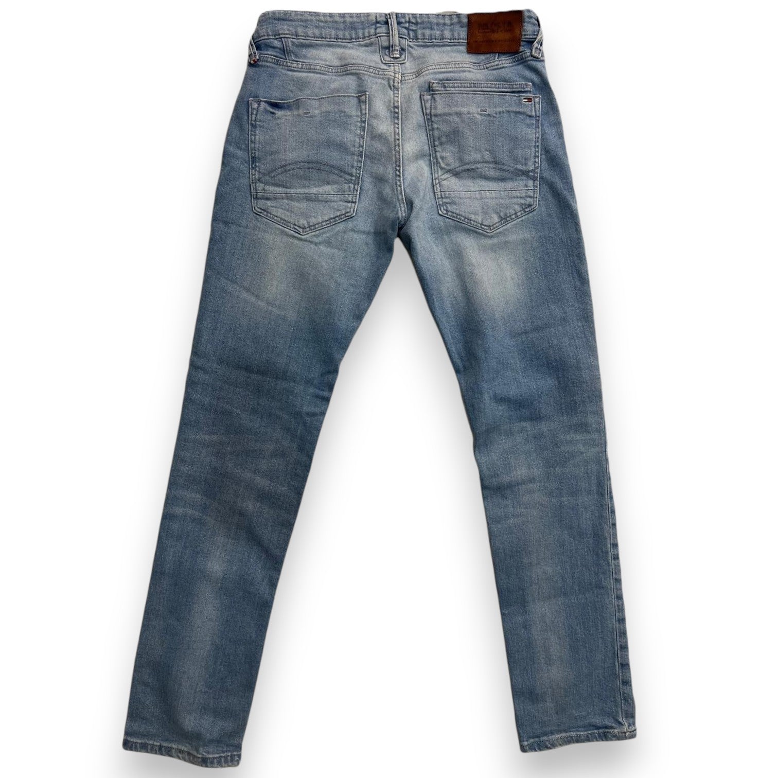 Jeans Hilfiger Denim Saber Slim, vista posteriore completa con focus sulle tasche dietro.