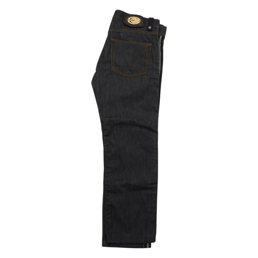 Vista laterale di profilo del jeans Just Cavalli piegato, che mette in risalto la doppia banda verticale chiara in stile tuxedo lungo tutta la gamba.