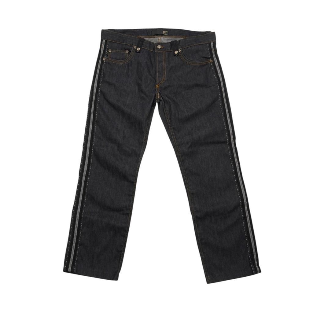 Inquadratura frontale intera dei jeans Just Cavalli distesi, che mostra la linea della gamba straight fit e il lavaggio dark wash omogeneo.