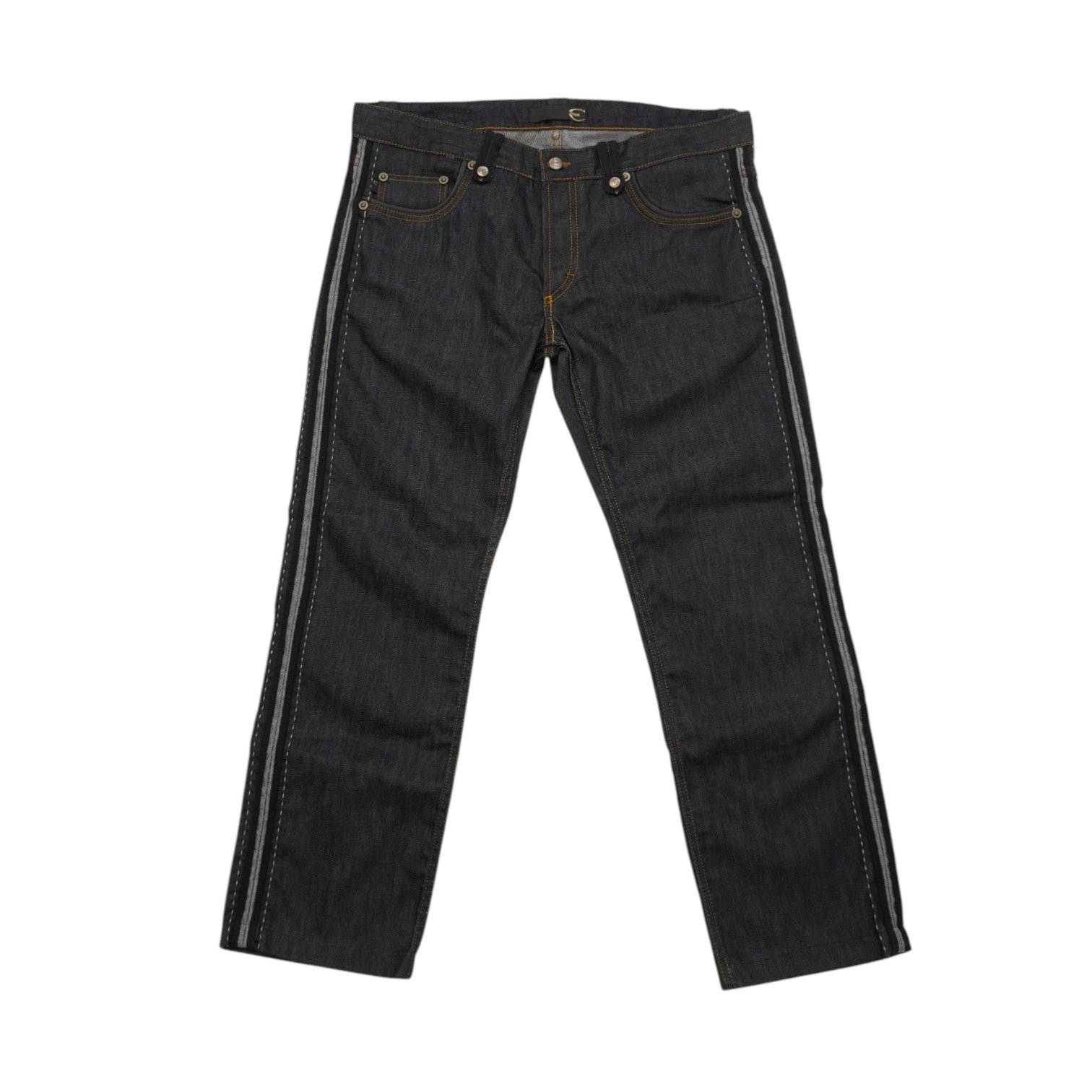 Inquadratura frontale intera dei jeans Just Cavalli distesi, che mostra la linea della gamba straight fit e il lavaggio dark wash omogeneo.