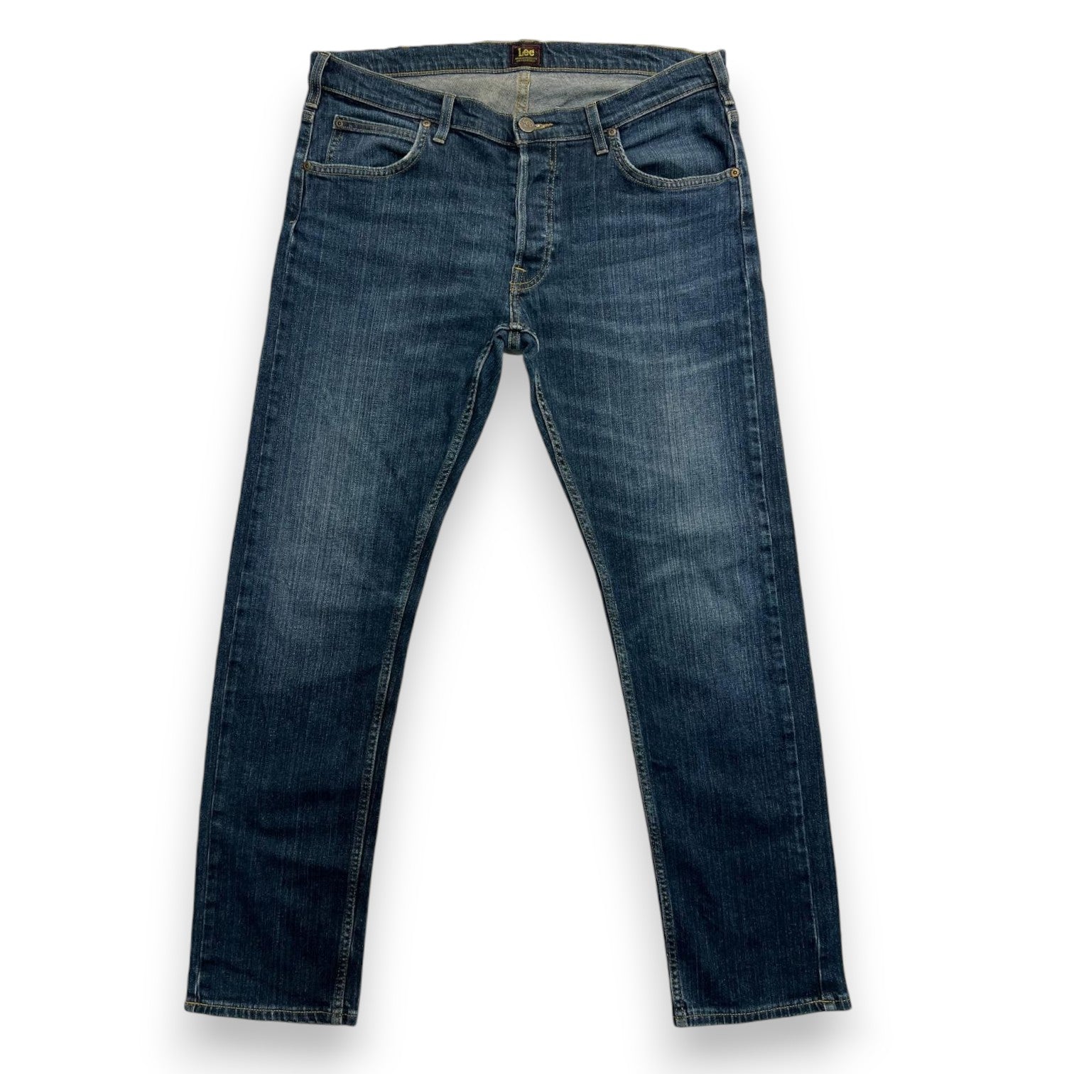Jeans Lee Original Heritage da uomo in denim lavaggio scuro, vista frontale completa su sfondo bianco.