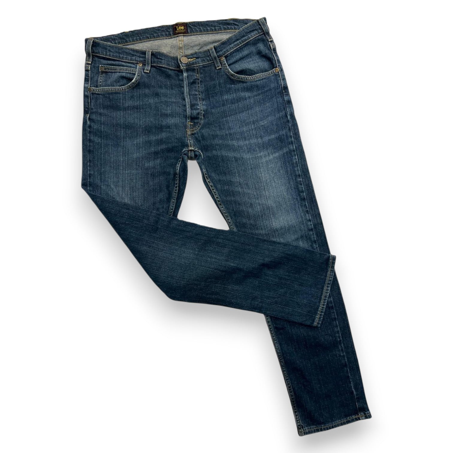 Jeans in denim Lee Original Heritage piegati di lato per mostrare la vestibilità e la gamba.